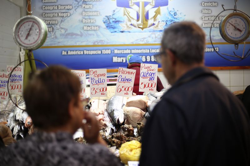 En los días previos a Semana Santa, se comercializa el 20% de la producción pescados y mariscos en la RM. Ante este explosivo aumento en la comercialización de productos del mar, la Seremi de Salud RM inspeccionó las instalaciones del Terminal Pesquero minorista.