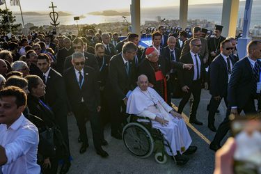 Papa critica indiferencia hacia migrantes y reza por muertos en puerto en Marsella 