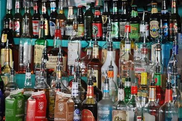 Japón busca animar a los jóvenes a beber más alcohol para impulsar la economía
