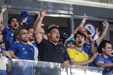 Ronaldo celebra un nuevo ascenso como presidente de Cruzeiro.