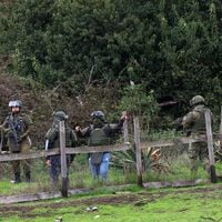 Carabineros retiene a tres sujetos en Cañete en medio de operativos por uniformados asesinados