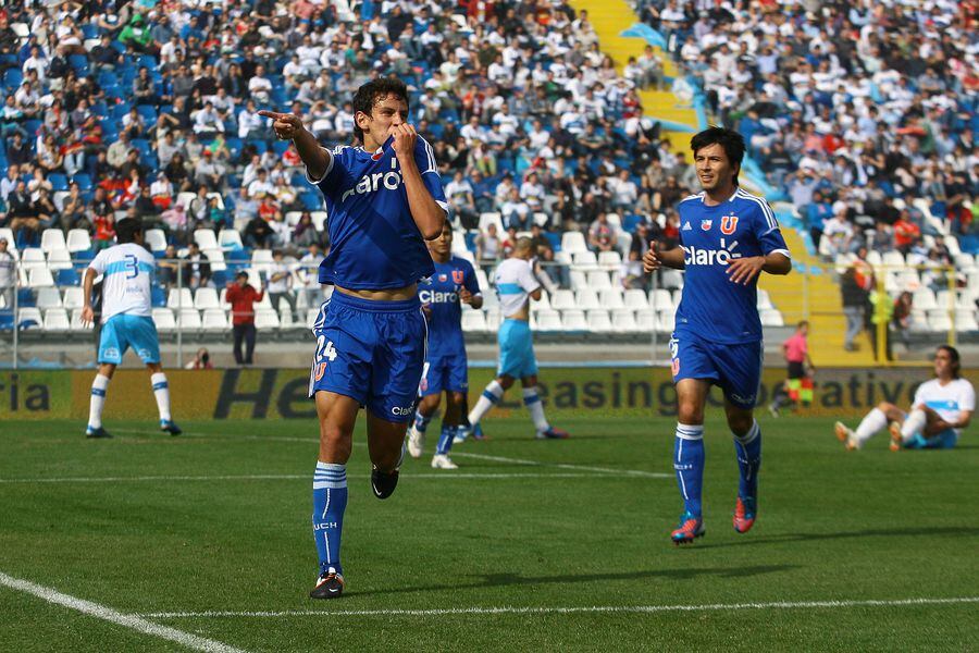 Igor Lichnovsky celebrando un gol con la camiseta de la U.