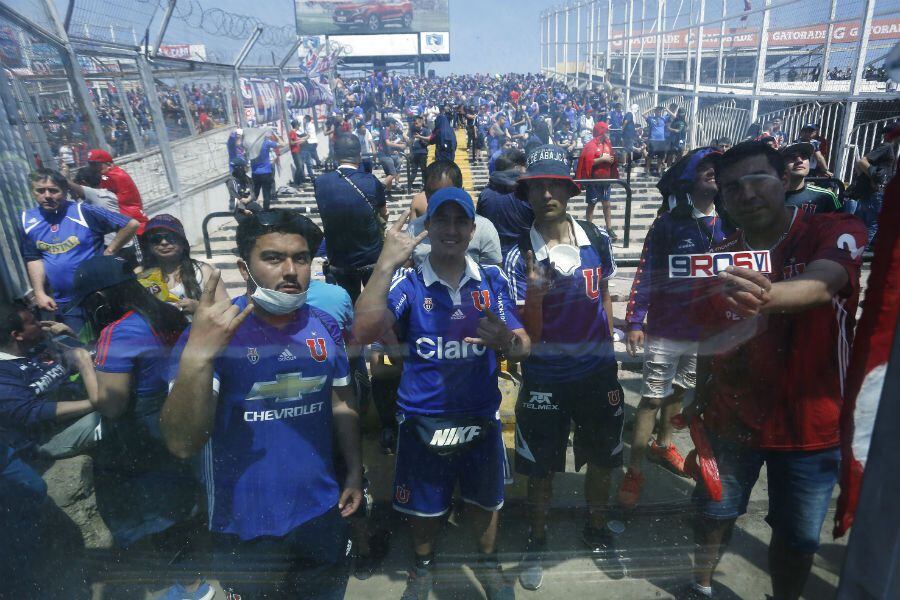 Hinchas U de Chile con mascarilla en el Monumental