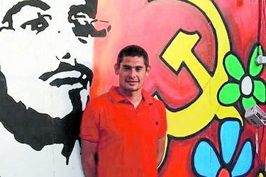 Matías Cano posa frente a un mural de las Juventudes Comunistas, en Quillota.
