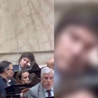 Javier Milei se durmió en plena sesión sobre impuestos a las ganancias en Diputados en Argentina