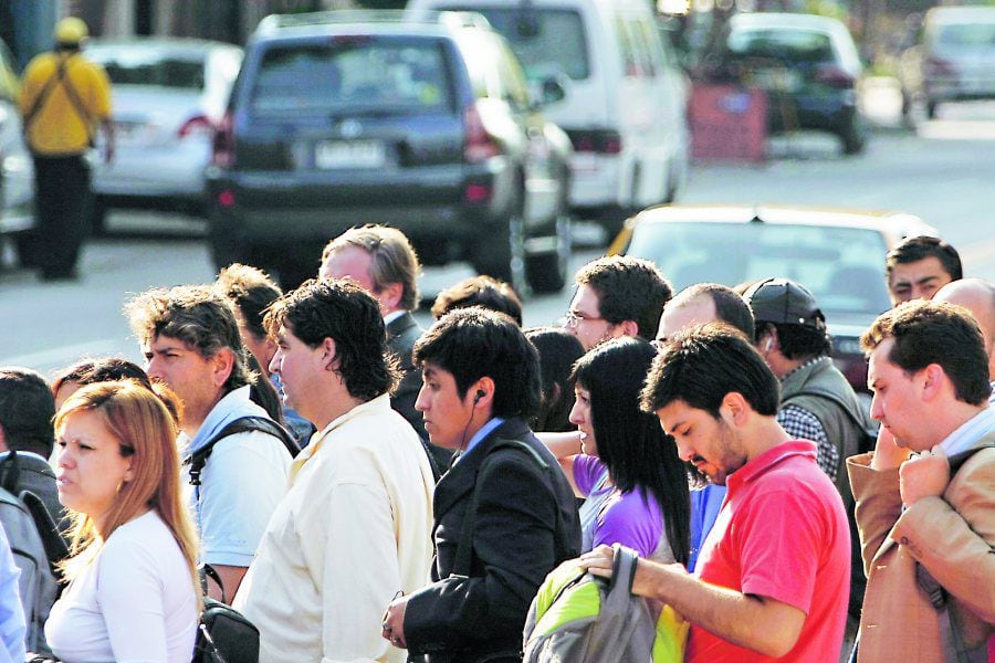 Gente caminando ciudad peatones