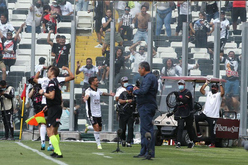 Gabriel Costa festeja a pocos días del partido eliminatorio entre Perú y Uruguay. Ricardo Gareca toma nota.