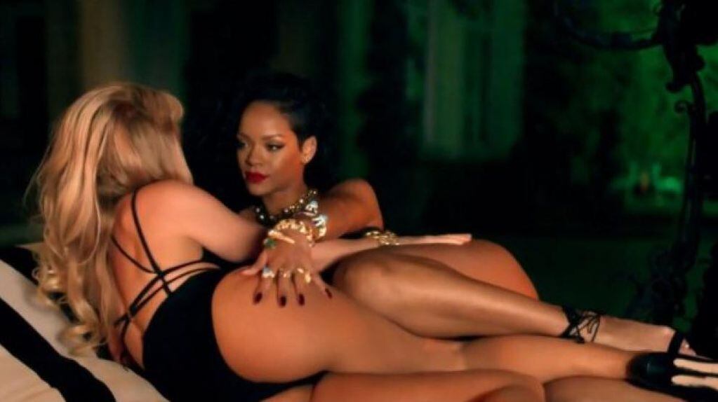 Shakira y Rihanna en el video de Can't Remember to Forget You