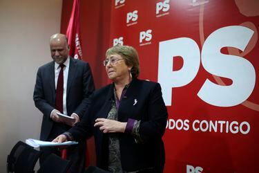 La expresidenta Michelle Bachelet en una reunión en agosto de 2018 con la directiva del Partido Socialista, entonces encabezada por Álvaro Elizalde.