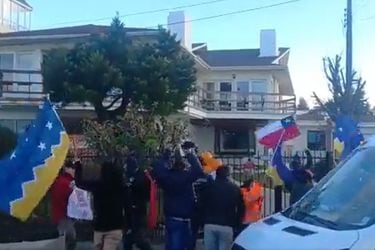 Caravana en contra de ley SBAP en Magallanes: manifestantes exhibieron pancartas en el frontis de la casa de la familia del Presidente Boric