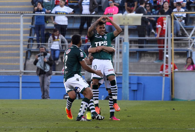 David Terans (10) celebra un gol frente a Universidad Católica en 2016.