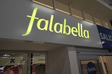 Pese a alza en los ingresos, las ganancias trimestrales de Falabella cayeron arrastradas por mayores gastos financieros