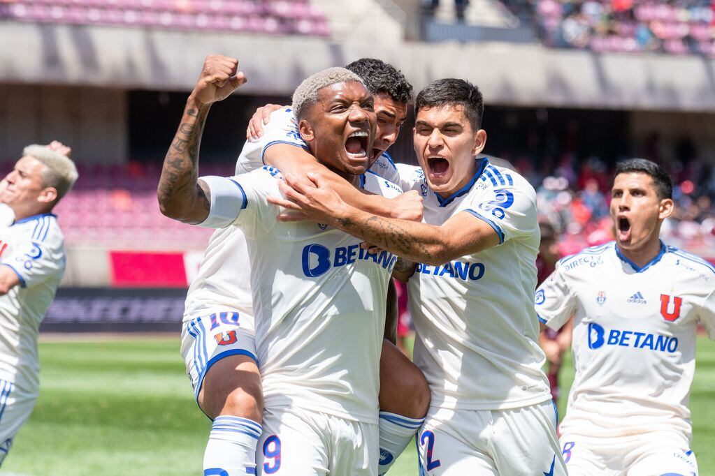 Los jugadores de la U festejan el gol de la victoria de Junior Fernandes. FOTO: CRISTIAN SILVA/AGENCIAUNO