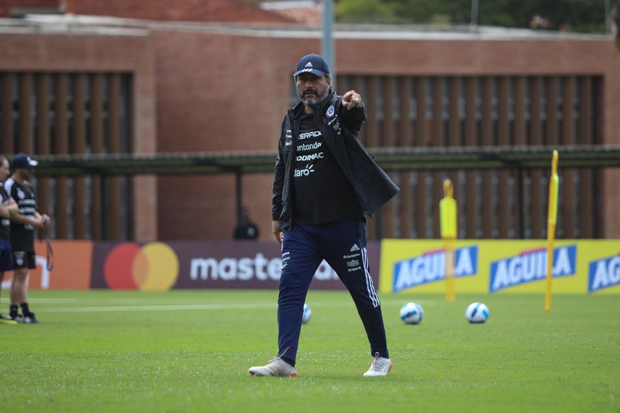 José Letelier durante una práctica en Colombia. Foto: La Roja (Twitter).