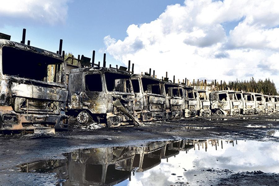 Los 29 camiones destruidos en el incendio de Los Ríos, el pasado lunes.