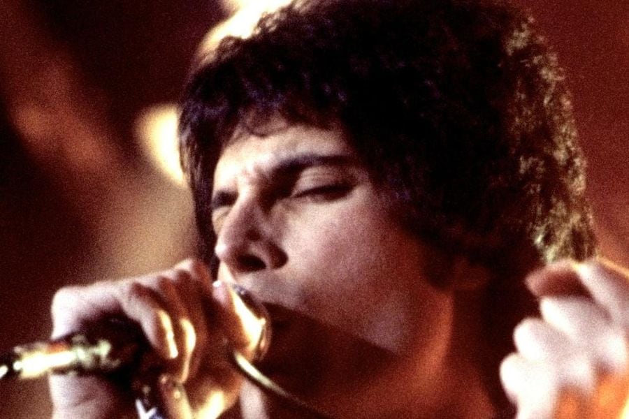 1500316051731-1500260275236-Freddie_Mercury_performing_in_New_Haven_CT_November_1977_cropped