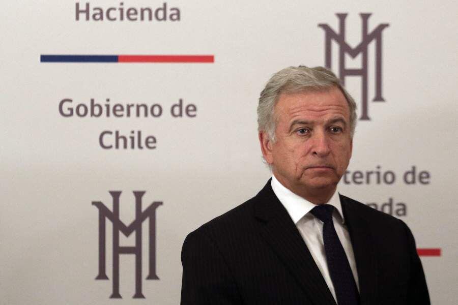 El Ministro de Hacienda, Felipe Larraín (c) y el Presidente del Banco Central, Mario Marcel (i) realizaron conferencia de prensa