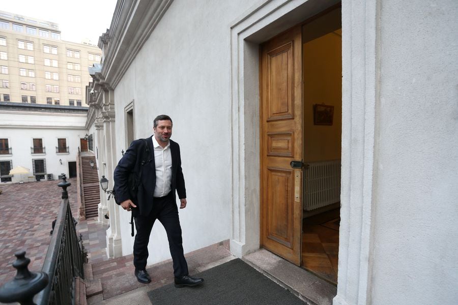 Sebastián Sichel en las escaleras de La Moneda.