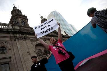 Secundarios  protesta a las afueras de la Catedral  por dichos del cardenal Ezzati, sobre Identidad de Genero