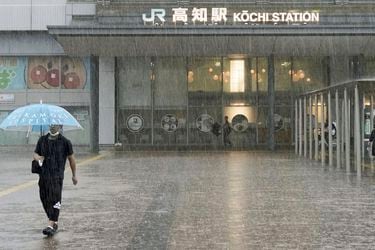 Tormenta tropical Mawar intensifica las fuertes lluvias en Japón