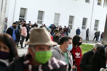 Cientos de personas llegan hasta la Municipalidad de Puente Alto para pagar su permiso de circulación. (Foto: Agencia Uno)