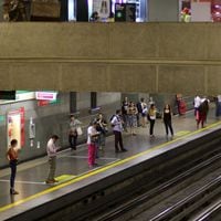 Metro llama a planificar cargas de tarjetas Bip! por huelga de cajeros en algunas líneas