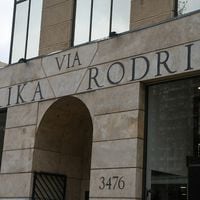 Asalto y balacera en Las Condes: delincuentes robaron tienda de lujo Sarika Rodrik y dispararon en plena vía pública