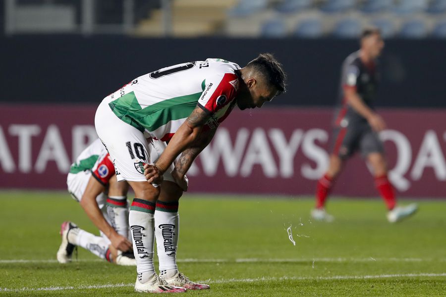Luis Jiménez sobre el césped de El Teniente, tras la caída de Palestino por 0-1 ante Newell's Old Boys. FOTO: Agencia Uno.