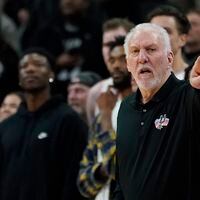 ¿Fair play en la NBA?: Técnico de los San Antonio Spurs les exige a sus hinchas que dejen de pifiar a Kawhi Leonard