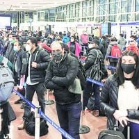 Largas filas para pasar por aduanas sanitarias en aeropuerto de Santiago