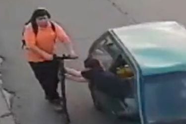 Delincuentes roban scooter desde un auto en movimiento en Conchalí