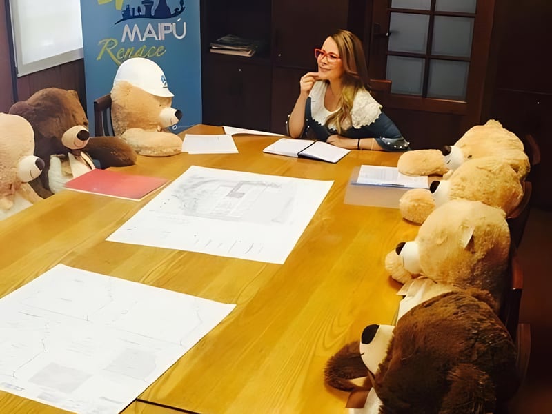 Un concejo municipal con osos de peluche y 1.000 collares Swarovski perdidos: la caída de Cathy Barriga y sus cuatro años en Maipú