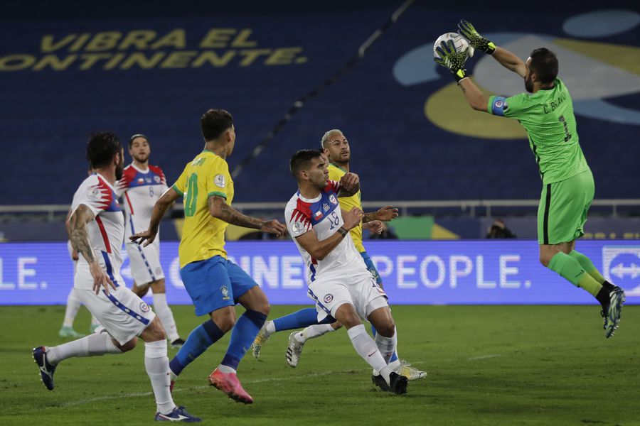 Claudio Bravo controla una pelota aérea enviada por Brasil, en el pleito de cuartos de final de la Copa América.