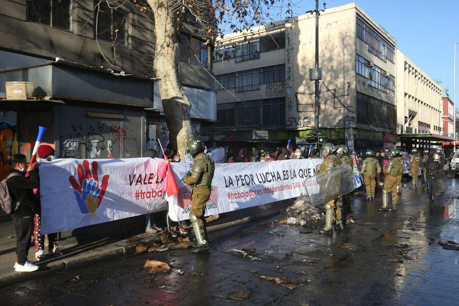 Un grupo de comerciantes informales del Barrio Meiggs se manifiestan con barricadas en la Alameda exigiendo solución para poder seguir vendiendo en el sector