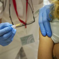 Columna de María Jesús Hald: ¿Vacunación obligatoria y adelantar vacaciones por influenza?