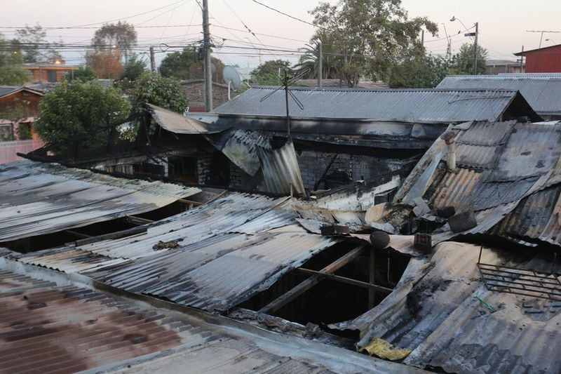 Un incendio se registró en la comuna de La Pintana en el pasaje José Joaquín Vallejo, afectando una casa donde vivían dos ancianas las cuales perecieron producto de las llamas. Foto: Diego Martin / Agencia Uno.