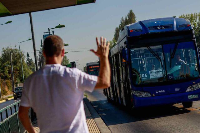 Juan Carlos Muñoz Ministro de Transportes se moviliza en bus de línea RED