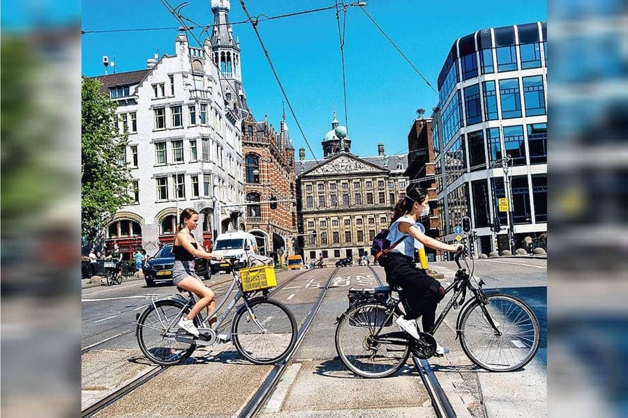 Ciclistas paseando por Amsterdam, en Países Bajos.