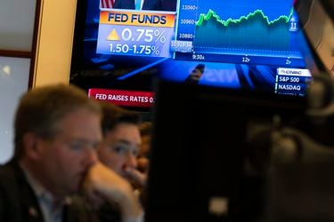 Mercados se tiñeron de rojo ante temores de una posible recesión económica tras alza de tasas