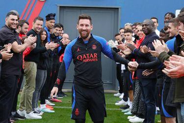 Lionel Messi fue recibido entre aplausos por el plantel del PSG en el regreso del jugador a los entrenamientos.
