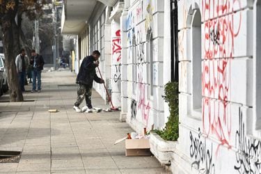 Limpieza de fachadas en Santiago: primera etapa beneficiará a diez edificios del barrio Bellas Artes