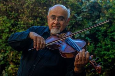 Marcelo Loewe, físico y violista: "La música es una fuente de disciplina y método súper útil en la física"