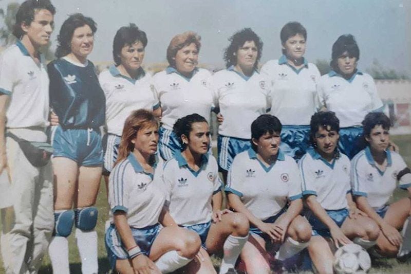 De izquierda a derecha abajo, Ada Cruz es la primera (de pelo rubio). La imagen es de 1991.