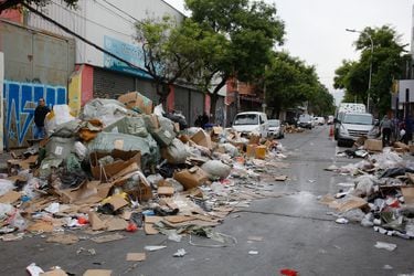 Acumulación de basura en el barrio Meiggs por paro de trabajadores del municipio de Santiago.