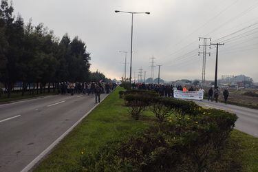 Trabajadores de Enap continúan movilizaciones y realizan marcha en Hualpén cortando ruta