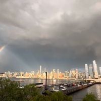 Captan un asombroso doble arcoíris en el cielo de Nueva York