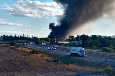 Incendio en Maule deja al menos 4 bodegas de empresa de transporte destruidas