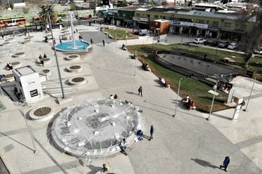 Los críticos del nuevo diseño de Plaza Egaña consideran que ese espacio tiene demasiado "cemento". Foto: Patricio Fuentes Y. /La Tercera
