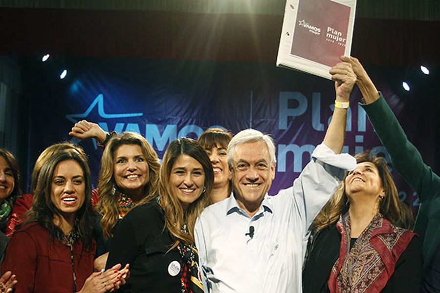 Sebastián Piñera y Cecilia Morel reciben las propuestas para la mujer chilena 2018-2022.