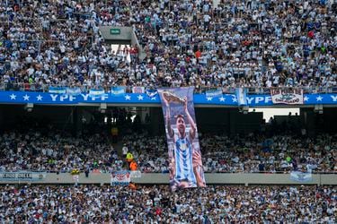 “El que no salta es un inglés” y el baile de Dibu Martínez recordando los penales ante Francia: la estremecedora celebración de Argentina
